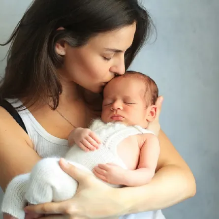 صورة لأم تهديء رضيعها