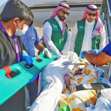 وصول التوأم السيامي الإريتري "أسماء وسمية" رفقة ذويهما إلى الرياض