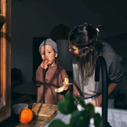 صورة لأم مع طفلها في المطبخ