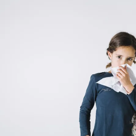 صورة لطفلة مصابة بالبرد