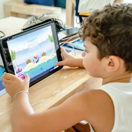 صورة لطفل منجذب للشاشة