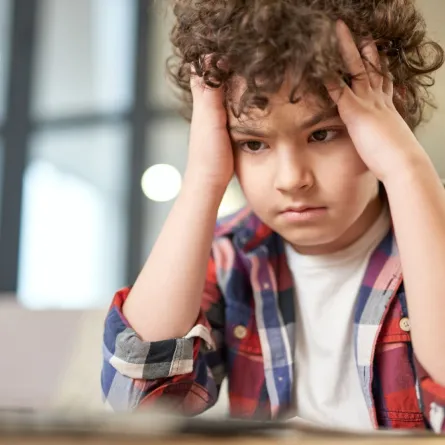 صورة طفل يشعر بالصداع