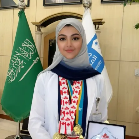 طالبة سعودية تحصد المركز الأول في جائزة أفضل امرأة مخترعة على مستوى العالم عام 2023 - مصدر الصورة حساب كلية الطب بمنصة إكس