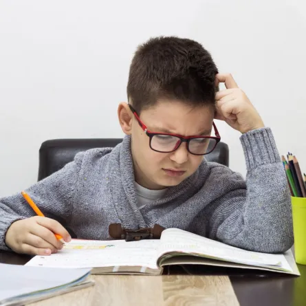 صورة طفل غير مهتم بالدراسة