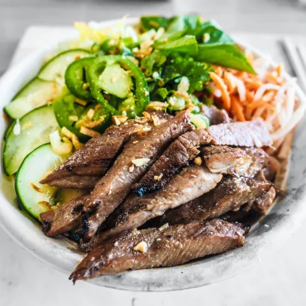 حذار من تناول اللحوم في المساء.. اختصاصية تشرح السبب