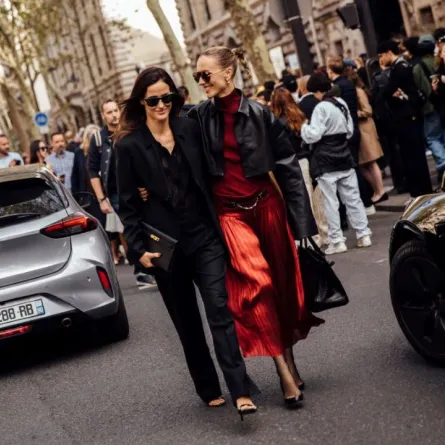 فتاتان تجوبان شوارع باريس خلال أسبوع باريس للموضة لصيف 2024