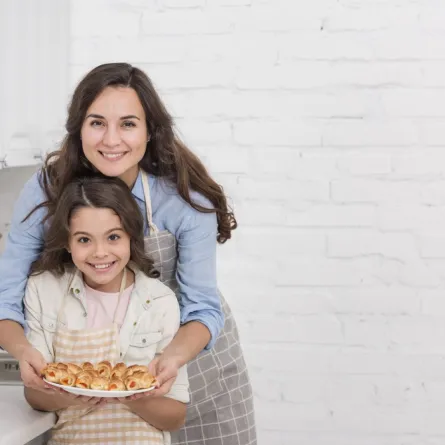 صورة أم وابنتها في المطبخ