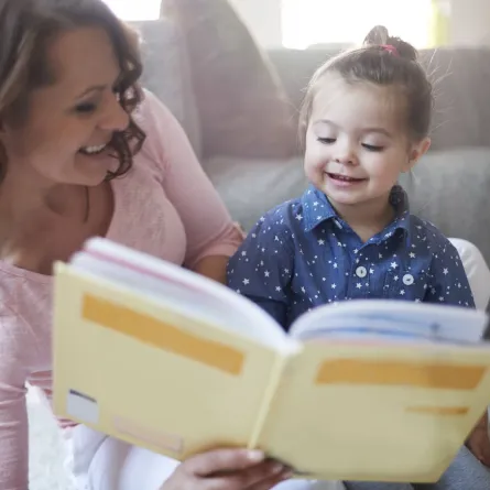 صورة أم وطفلتها