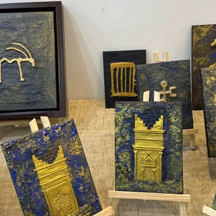 من أعمال المعرض