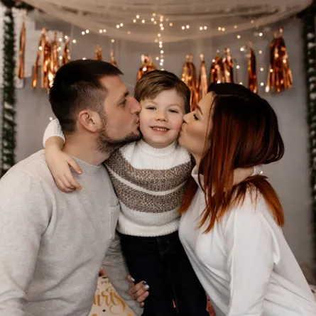 صورة لأسرة صغيرة تحتفل بالعام الجديد