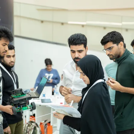 الدورة الثانية من  "مسابقة الإمارات للروبوتات". الصورة من مكتب دبي الإعلامي