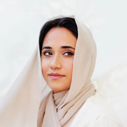 علياء زعل لوتاه الفنانة التشكيلية: رسمت أضواء شوارع الإماراتعلى رؤوس أشجار الغاف