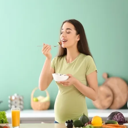 صورة لامرأة حامل تتناول الطعام