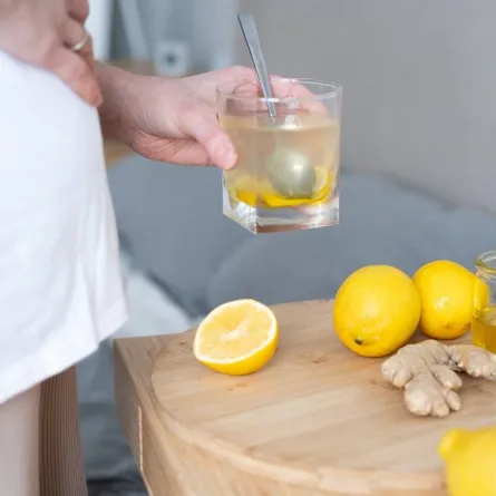 صورة لحامل تتناول عصير الليمون