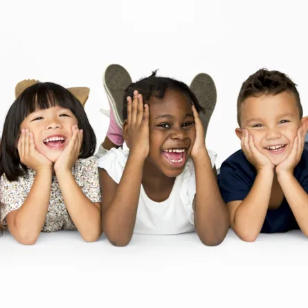 صورة أطفال يضحكون