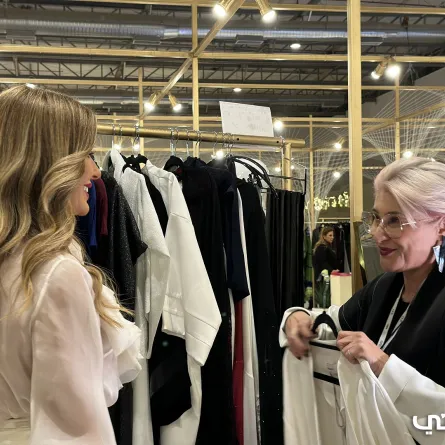 الممثلة والإعلامية ريتا حرب مع خبيرة الموضة والمصممة هادية سنو في معرض أنا عربية