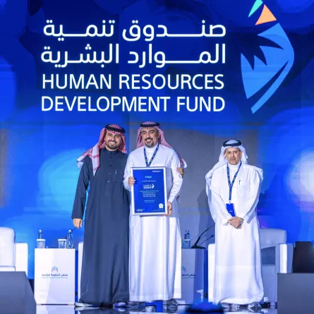 المحافظ يسلم الشهادة للنائب للعمليات