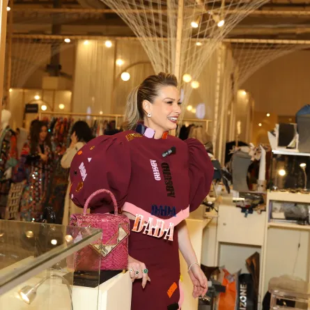 الفنانة باميلا الكيك أثناء زيارتها لمعرض أنا عربية في الرياض 