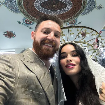 أول صورة للعروسين بعد عقد القران - الصورة من حساب محمود حجازي على إنستغرام