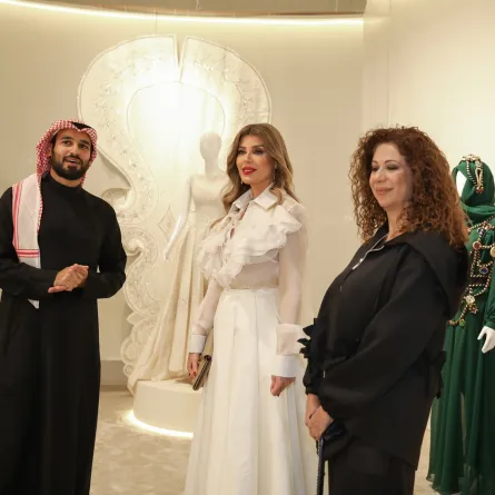 الممثلة والإعلامية ريتا حرب أثناء زيارتها لجناح دار عدنان أكبر في معرض أنا عربية 