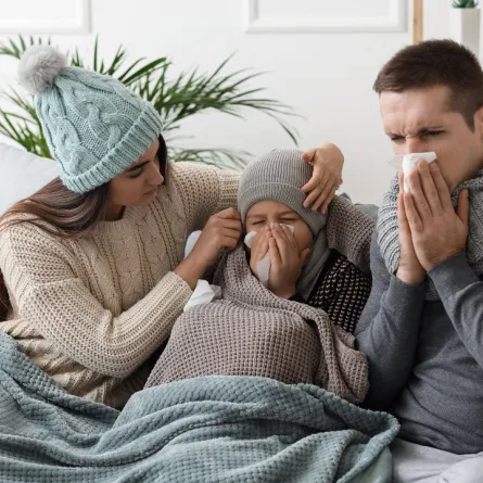 صورة لأسرة تعاني من برد الشتاء