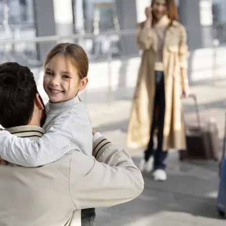 صورة عائلة مسافرة