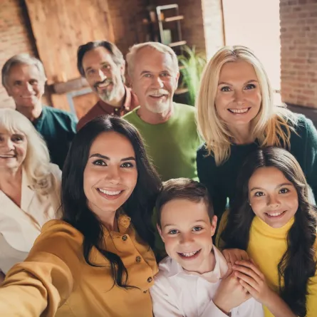 صورة لعائلة تستقبل ضيوفها