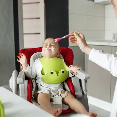 صورة لطفل رضيع يبكي أثناء تناوله الطعام