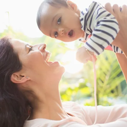 صورة لطفل وأمه