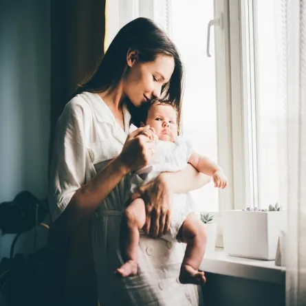 صورة لأم تحمل طفلها