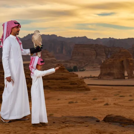 العُلا تتحول لميدان تنافس في أكبر مسابقة صقور بالعالم