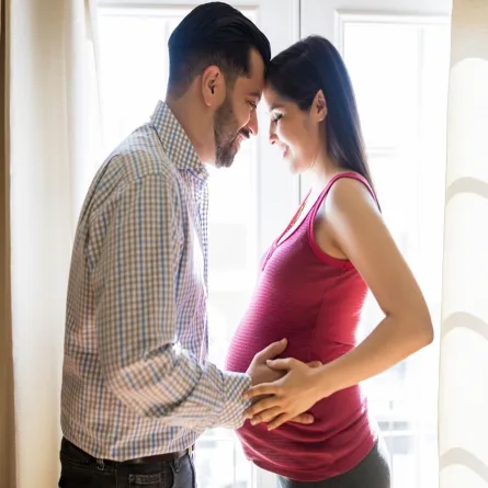 صورة لامرأة حامل مع زوجها