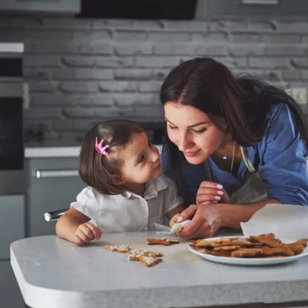 صورة أم وابنتها في المطبخ