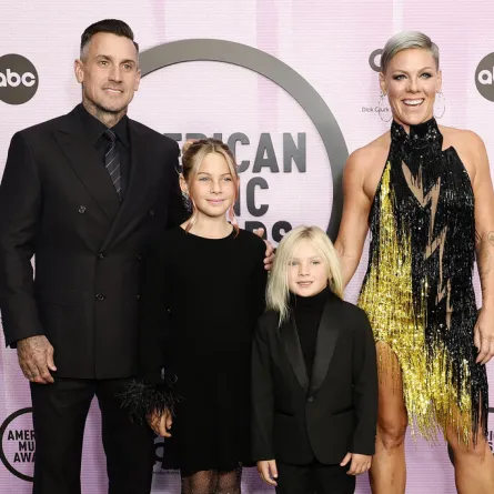 بينك وكاري هارت مع طفليهما Carey Hart, Willow Hart, Jameson Hart and Pink في حفل American Music Awards (مصدر الصورة: Frazer Harrison / GETTY IMAGES NORTH AMERICA / Getty Images via AFP)