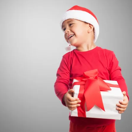 صورة طفل يحمل هدية