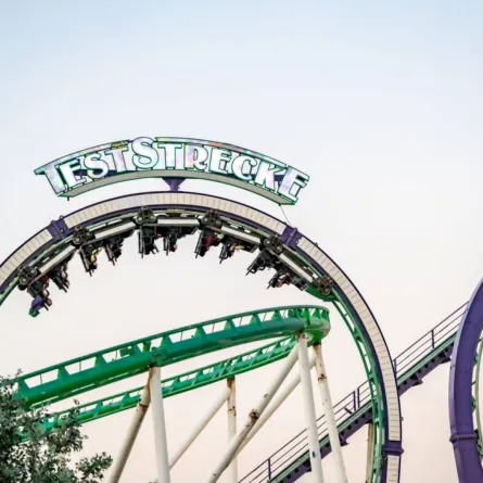 قطار "دبل لوب كوستر"