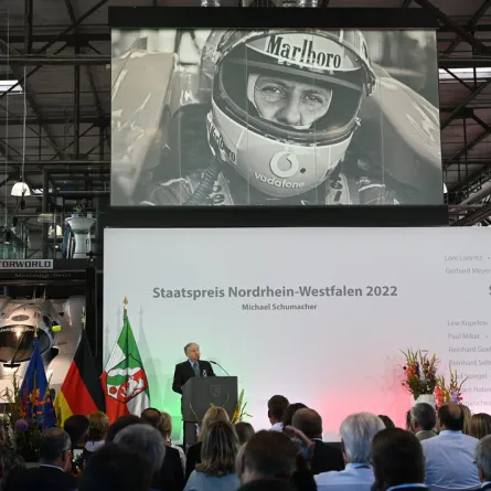 تكريم مايكل شوماخر  Michael Schumacher في حفل  Motorworld Koeln (مصدر الصورة:  INA FASSBENDER / AFP)
