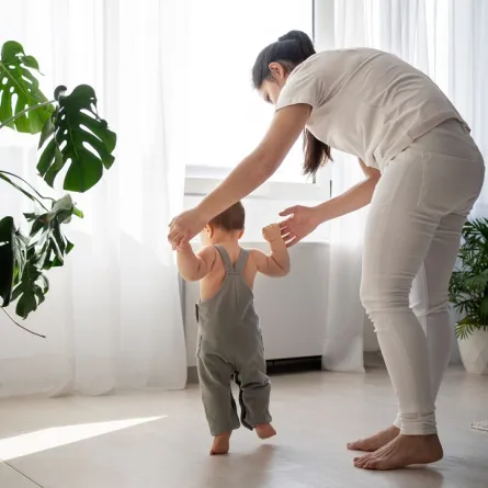 صورة لأم تعلم طفلها المشي