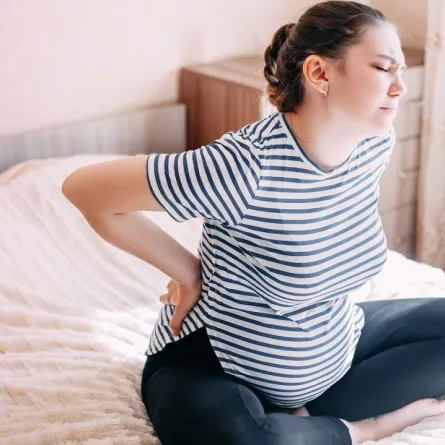 صورة لحامل تشعر بألم