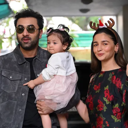 عليا بهات ورانبير كابور وابنتهما راحة في مومباي (Ranbir Kapoor and Alia Bhatt with Raha in Mumbai). مصدر الصورة: Sujit JAISWAL / AFP