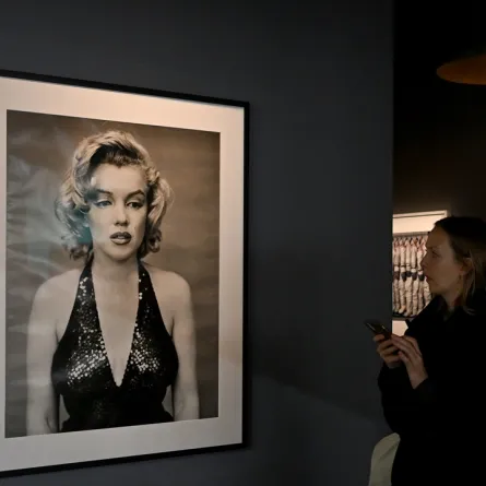  زائرة  تنظر الى  صورة النجمة مارلين مونرو والتي تم التقاطها عام 1957 بعدسة المصور ريتشارد أفيدون  خلال  معرض الصور في باريس في قصر افيمير الكبير في  باريس   بتاريخ 10 نوفمبر 2023 (مصدر الصورة : MIGUEL MEDINA / AFP)