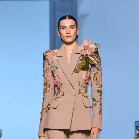 بدلة من إيلي صعب، مصدر الصورة Launchmetrics /Spotlight ©