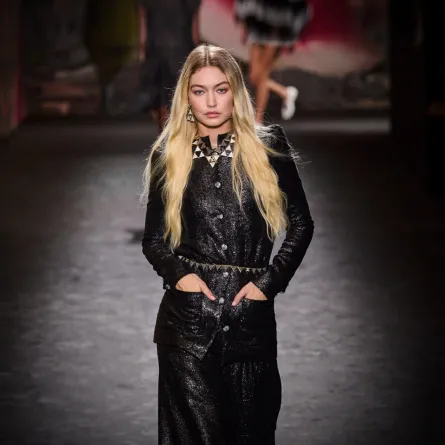 سروال لامع باللون الأسود من شانيل Chanel