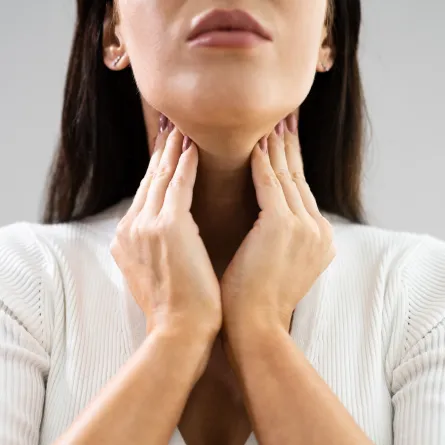 صورة امرأة مصابة بالتهاب الحلق