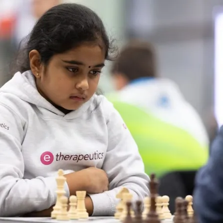 طفلة تتوج بجائزة أفضل لاعبة في بطولة الشطرنج الأوروبية.. لقبوها بـ"الظاهرة" - الصورة من European Rapid and Blitz Chess Championship on X by Luka Rifelj