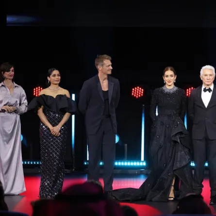 (من اليسار إلى اليمين) عضو لجنة التحكيم باز فيجا، عضو لجنة التحكيم فريدا بينتو، عضو لجنة التحكيم جويل كينمان، عضو لجنة التحكيم أمينة خليل ورئيس لجنة التحكيم باز لورمان على خشبة المسرح خلال حفل الافتتاح في مهرجان البحر الأحمر السينمائي الدولي 2023 ،مصدر الصورة: