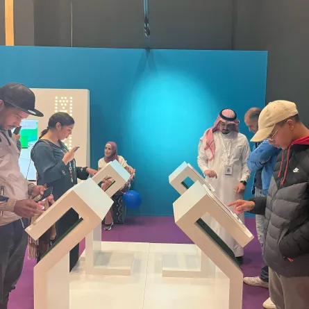 تطبيق "الحج ثلاثي الأبعاد" يستعرض خدماته أمام زوار معرض جسور - الصورة من موقع الوزارة على شبكة الإنترنت 