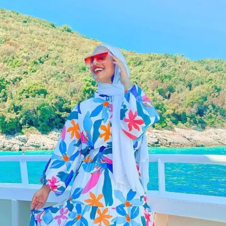 نادية الخولي بفستان بطبعة الزهور الاستوائية