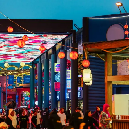 تتيح منطقة اليابان الفرصة أمام الزوار للتعرف على التاريخ والثقافة لهذا البلد العريق