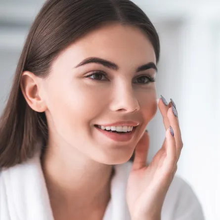 روتين العناية بالبشرة قبل النوم وأفضل مستحضرات مسائية لتطبيقه